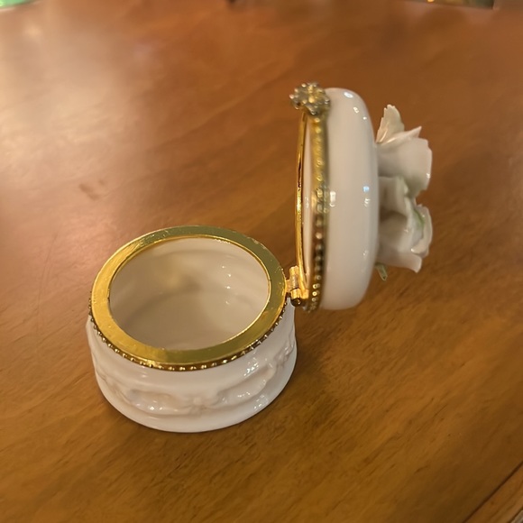 Porcelain rose pillbox - Picture 3 of 4